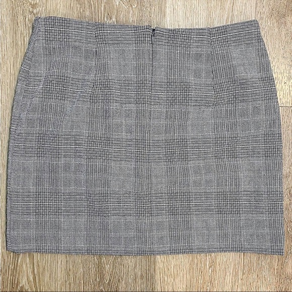 H&M Black and White Plaid Mini Skirt with Chain Detail | Large - Picture 4 of 5